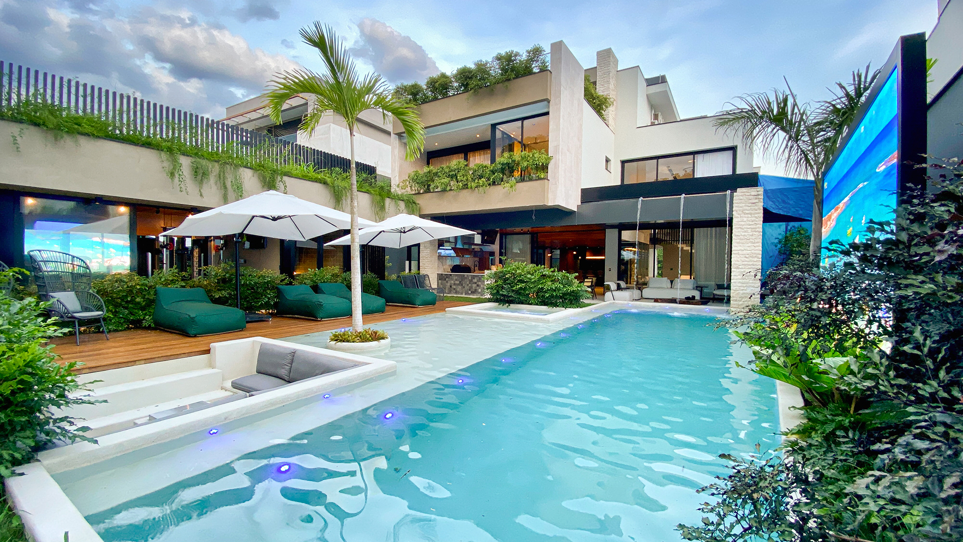 Riviera - Casa luxuosa mansão tríplex com 942m² de área construída na riviera de são lourenço, 8 dormitórios, 8 suítes, oferecendo e 6 vagas de garagem. Com automação residencial, projeto impecável e decoração de alto nível, a mansão apresenta ambientes amplos e integrados. conta com uma adega, climatização em todos os espaço cozinha totalmente equipada e uma área gourmet sofisticada. na área externa, uma piscina aquecida com telão, hidromassagem, praça do fogo e academia particular complementam o lazer. além disso, a propriedade possui uma sala home-theater, sala de jogos e sauna úmida, oferecendo conforto e exclusividade em localização privilegiada. Riviera de São Lourenço 